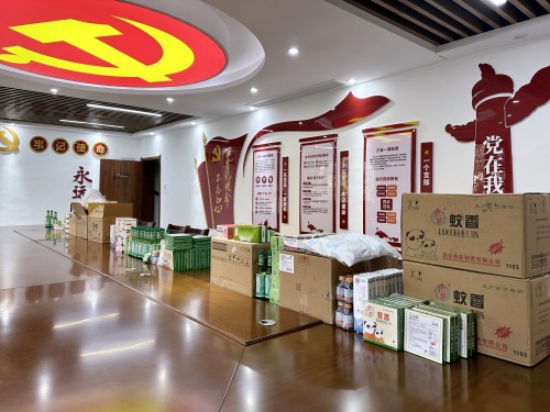 人文關(guān)懷丨公司開(kāi)展“夏送清涼”慰問(wèn)活動(dòng)